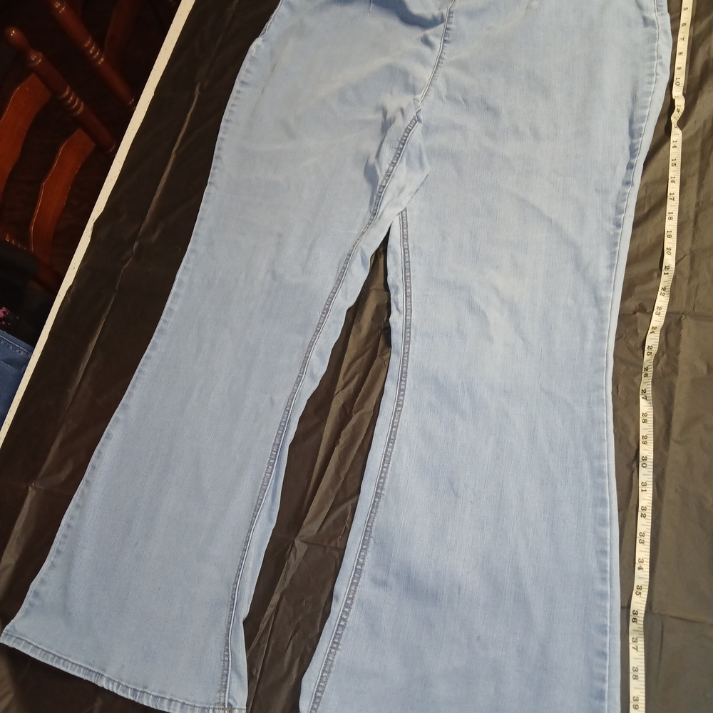 Light Wash Wide-Leg Women's Jeans - High-Rise Flare
